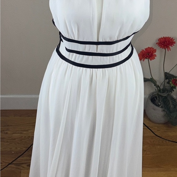 Sundress Express White Maxi Dress with Black Accents - Picture 7 of 10